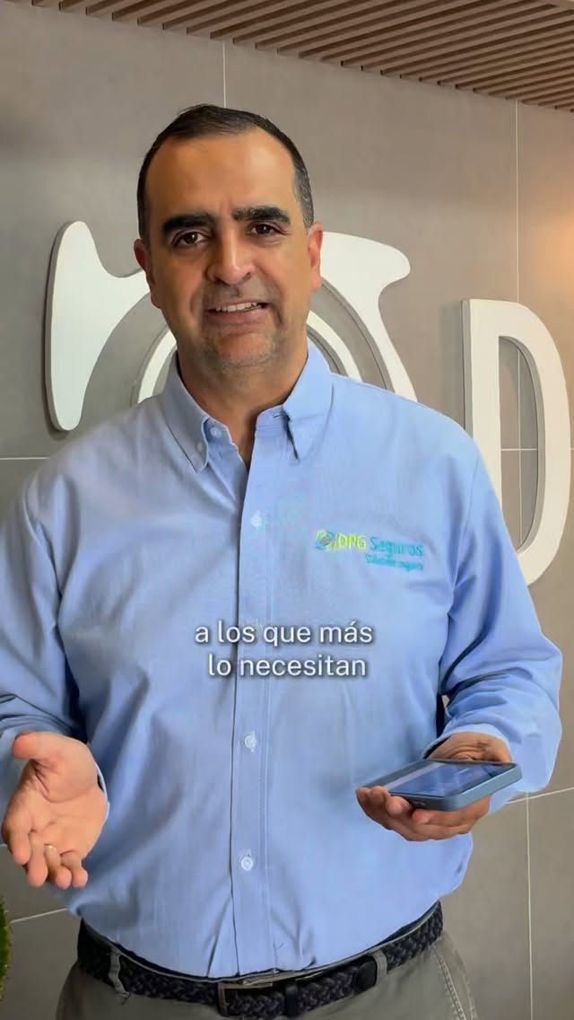 Asesor de DPG Seguros explicando una póliza en video de Instagram